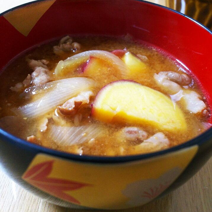 さつまいも・新たまねぎ・豚肉のお味噌汁